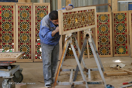 کارگاه ساخت پنجره‌های چوبی حرم مطهرامام موسی کاظم(ع) و امام جواد(ع) در شیراز