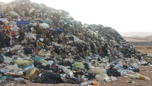 دپوی زباله‌های فراوان در روستای شهرک غدیر شهرستان داراب چهره این منطقه را بسیار زشت و آلودگی فراوانی را ایجاد کرده است.