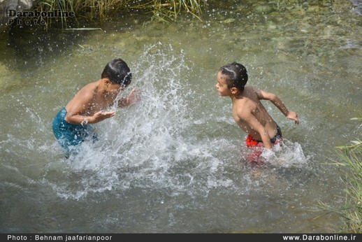 آب تنی تابستانی در چشمه گلابی داراب