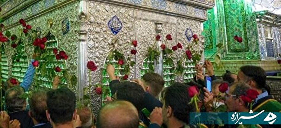 گنبد مینایی شیراز در حلقه گل و نور