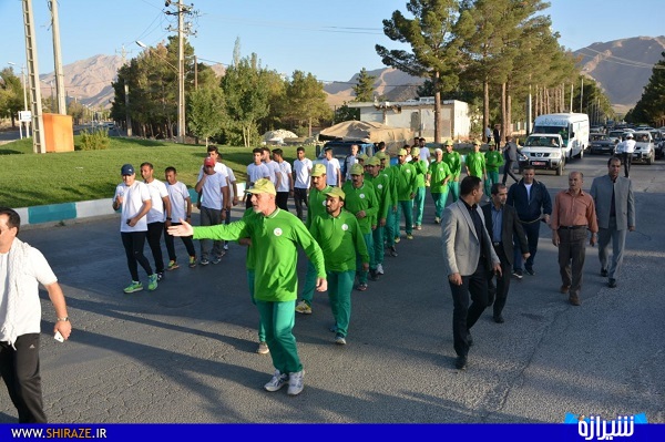 آیین استقبال از دوندگان جاده ولایت در  اقلید + تصاویر