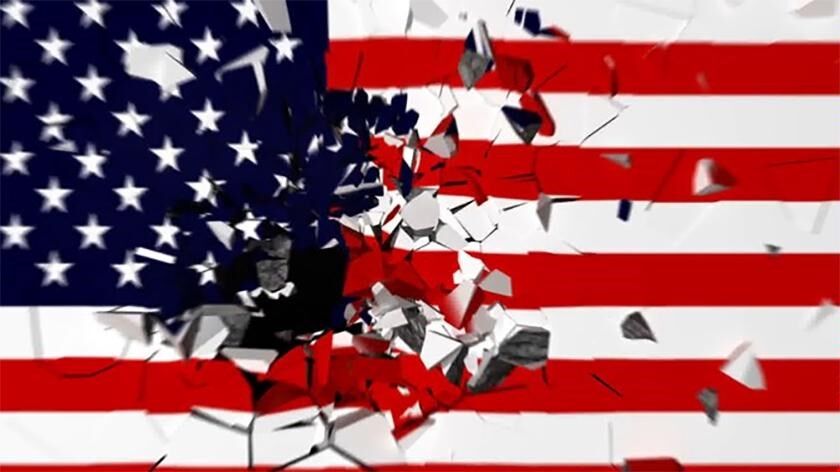 جنگ قدرت در آمریکا با رنگ‌ و بوی کودتا/ ساختمان کنگره تصرف و پرچم آمریکا به پایین کشیده شد