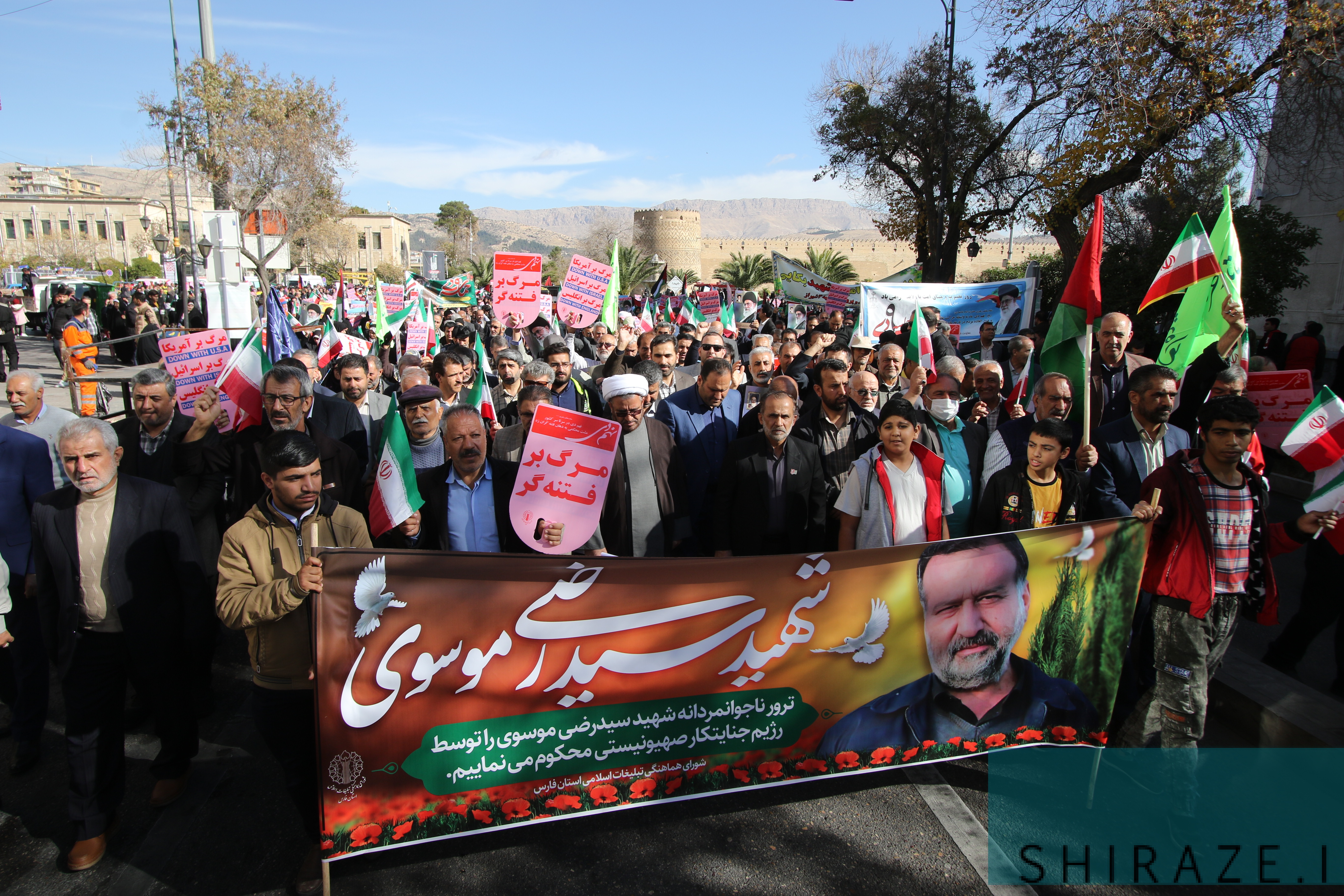 مردم شیراز در روز بصیرت شعار ضداستکباری سردادند