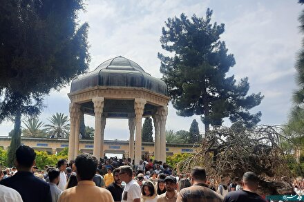لحظه تحویل سال ۱۴۰۴ در حافظیه شیراز