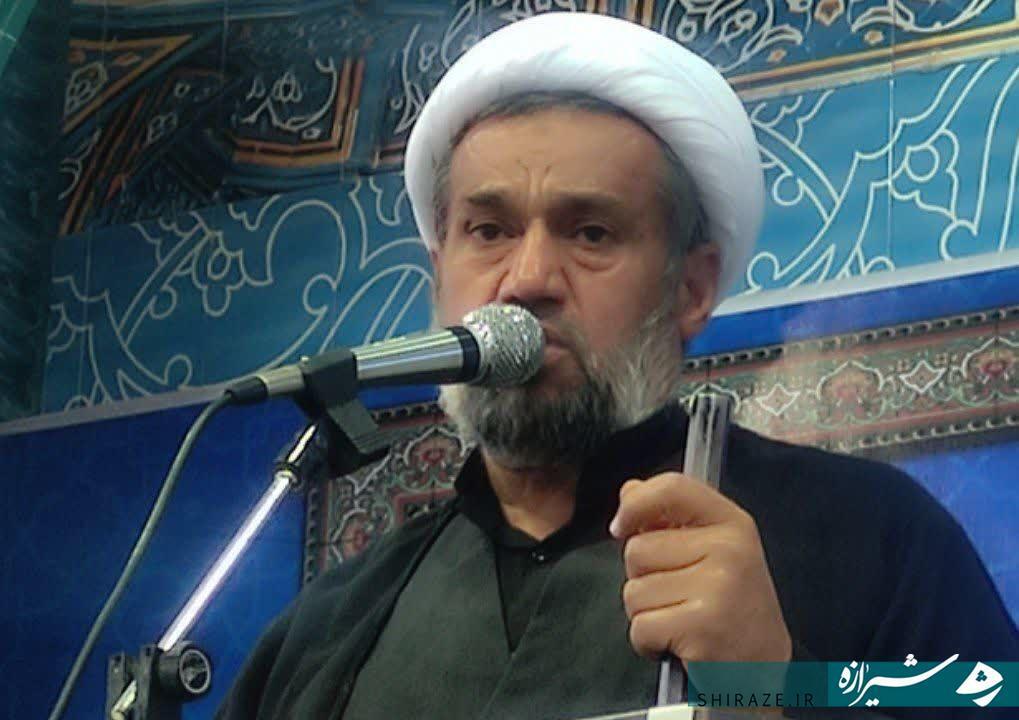 معلم در جامعه نقش معنوی و هدایتگری دارد