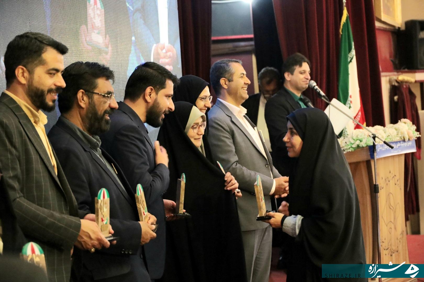 تجلیل از دانش آموز برتر دومین دوره لیگ علمی پژوهشی یاریگران زندگی در فارس