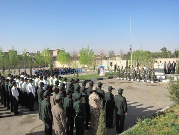 صبحگاه مشترک نیروهای نظامی و انتظامی مستقر در سروستان