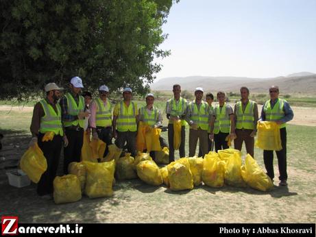 جمع آموری زباله های بجامانده از روز طبیعت توسط انجمن محیط زیست در زرین دشت