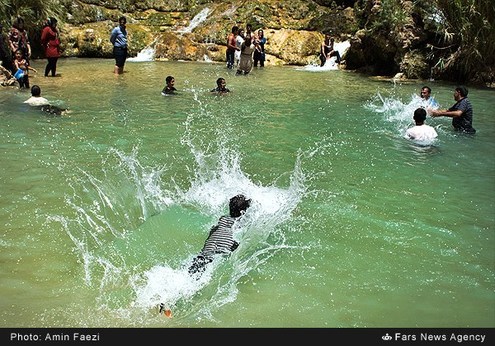 آب تنی تابستانه در آبشار فدامی شهرستان داراب
