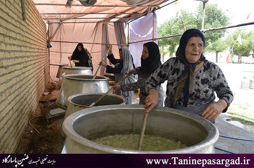 پخت 2 تن آش نذری به مناسبت نیمه شعبان در محله بوکان شهرستان پاسارگاد