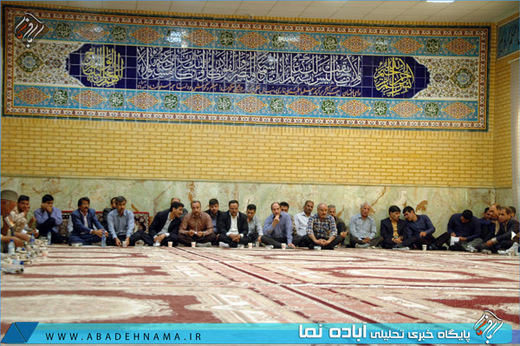 برگزاری جلسه شورای اداری شهرستان آباده در کنار تربت پاک شهدا